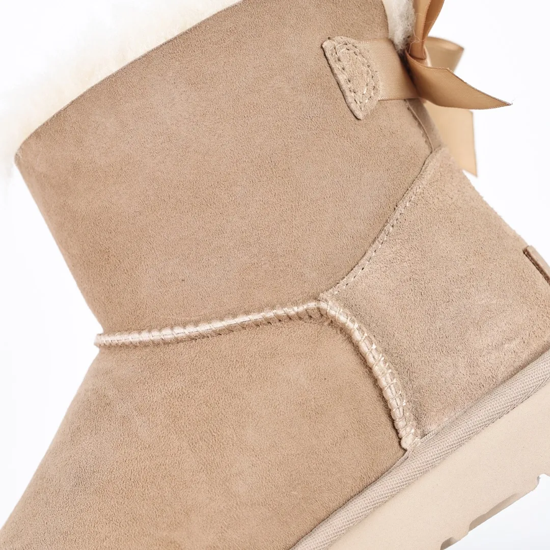 Pick up locally 💰600 Core recommended good price Independently developed original outsole and cashmere insole to keep you warm in winter and suitable for home use. In the new year, uug launched a style series, which is partially geared towards the preferences of young consumers and has also moved to the forefront of fashion trends. Shoe body material Water-repellent coated suede upper 17 mm UGGPURE™ implanted wool insole Lightweight non-slip comfortable rubber outsole With brand LOGO trademark Comes with a full set of packaging Size: 35 36 37 38 39 40